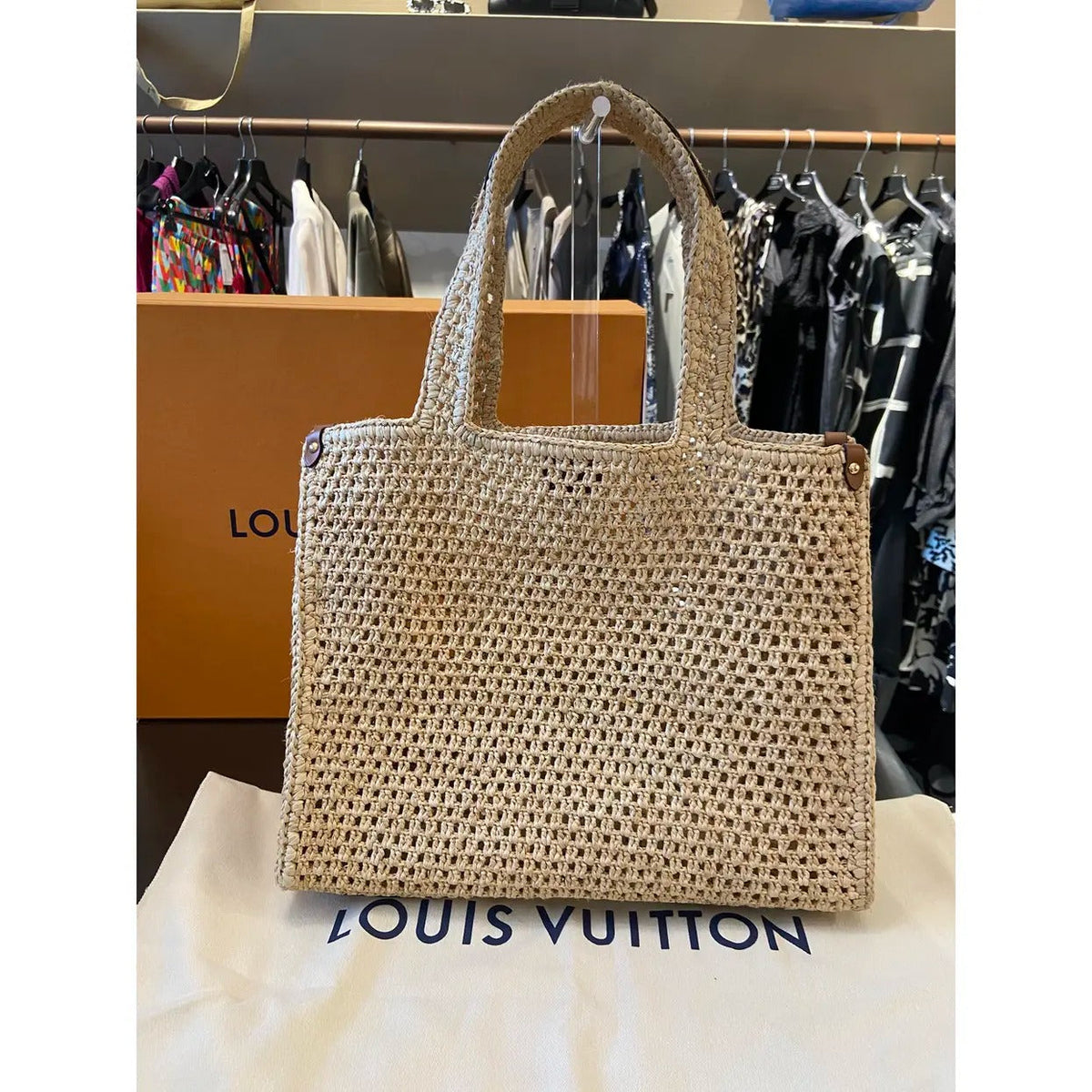 LV Onthego Mm Handbag Made Of Raffia By The Pool