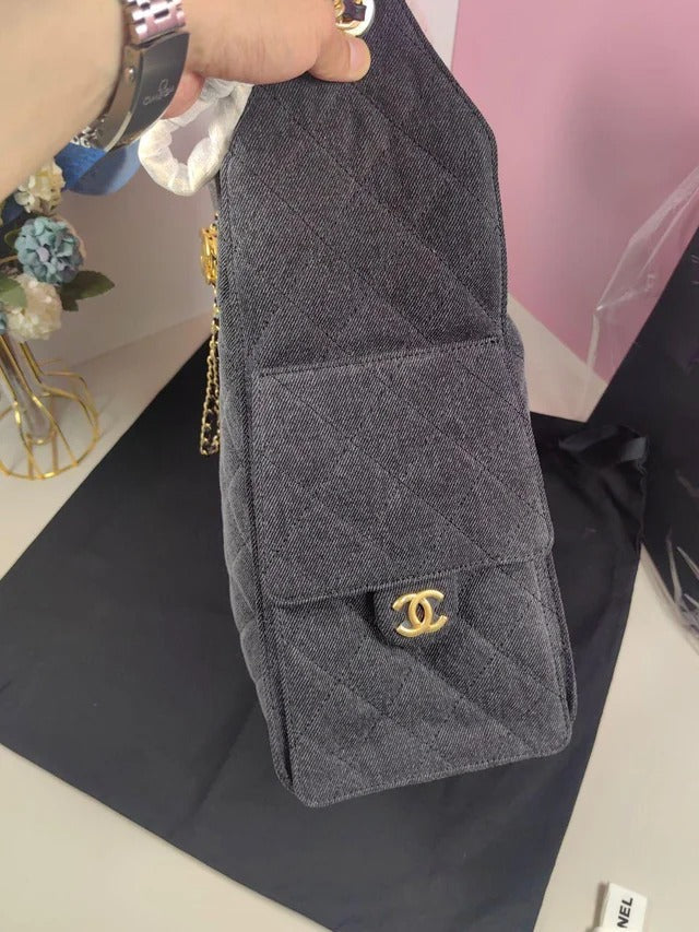 CH 25 Medium Shoulder Bag